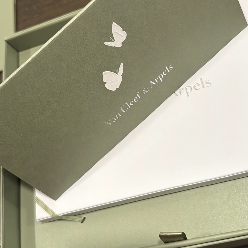 Van Cleef & Arpels Box with Jewelry book